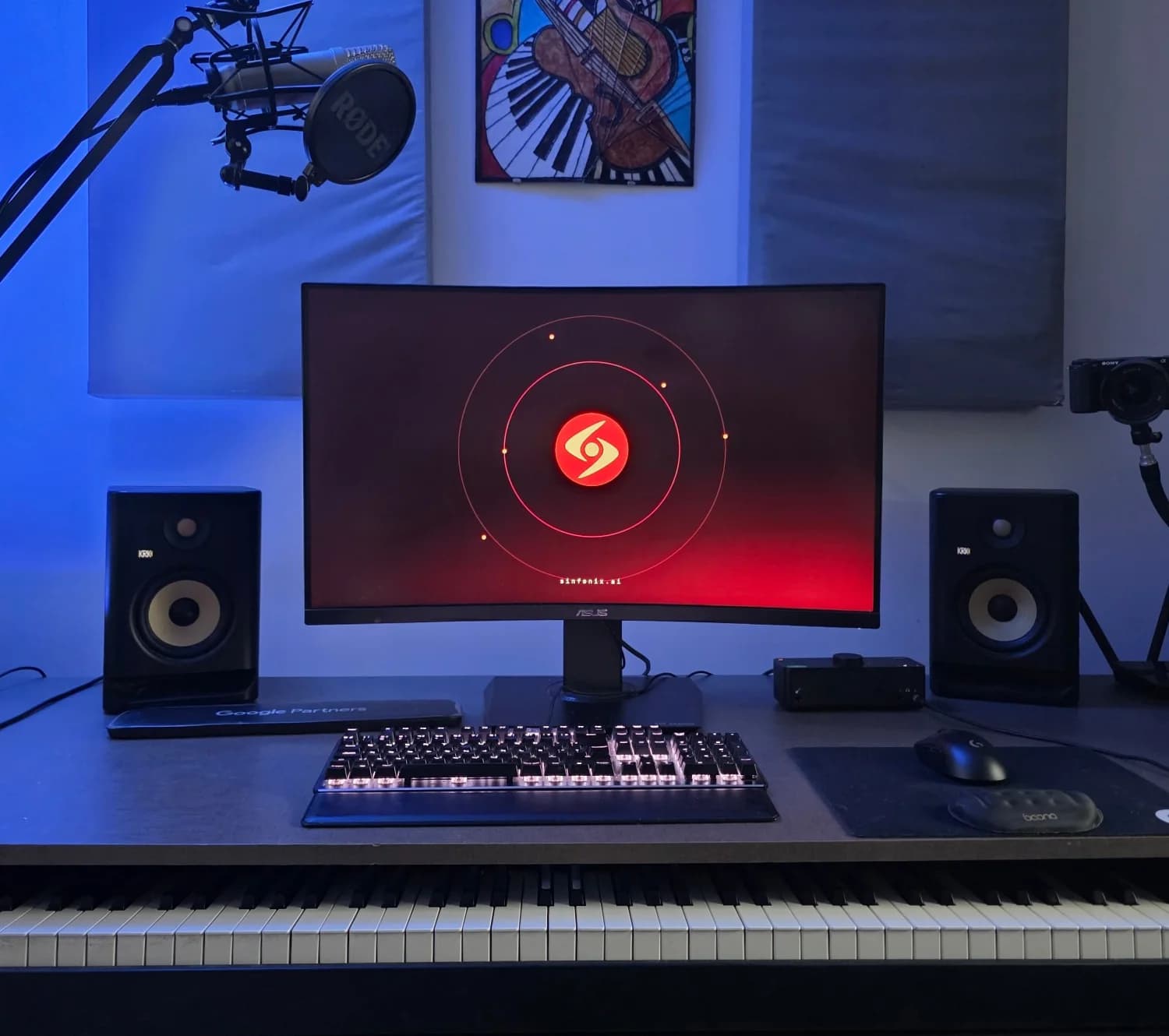 El estudio de Sinfonix en Villa Carlos Paz: piano de escenario, monitores de audio y el sistema en pantalla